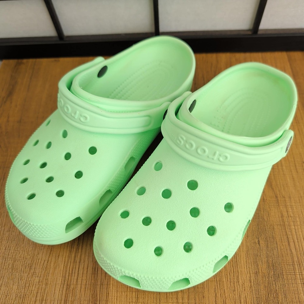 Crocs Classic Clogs Lime Green Unisex Mens 6 Womens 8 Slip On Comfort Shoes